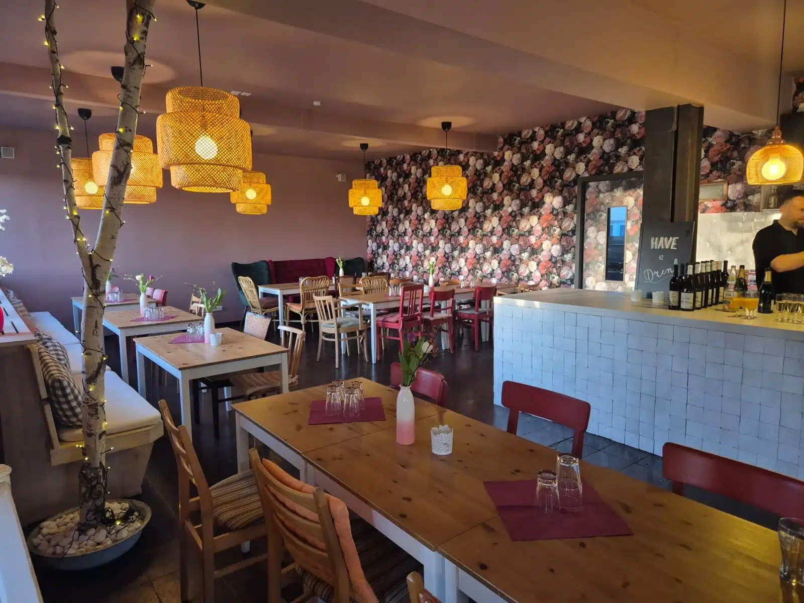 Blick in den EvenTraum Lola und die zentrale Theke