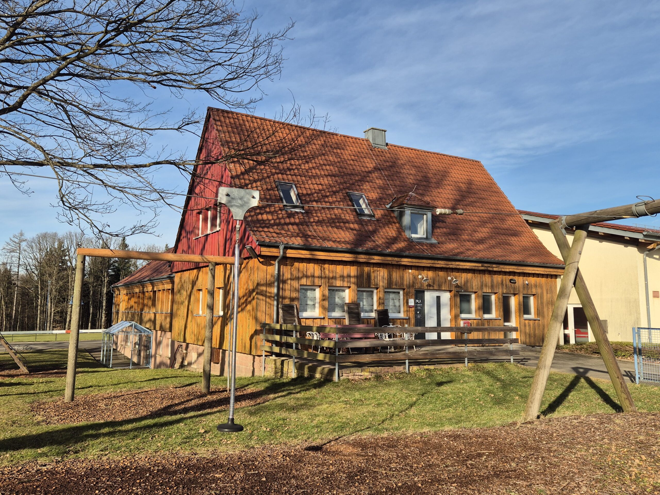 Außenansicht der Eventlocation mit angrenzendem Spielplatz in Naturnähe