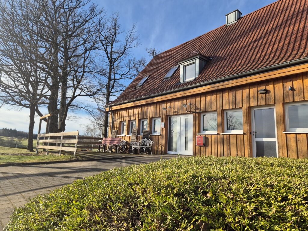 Außenansicht der Eventlocation mit Blick auf die Terrasse und umgeben von Natur