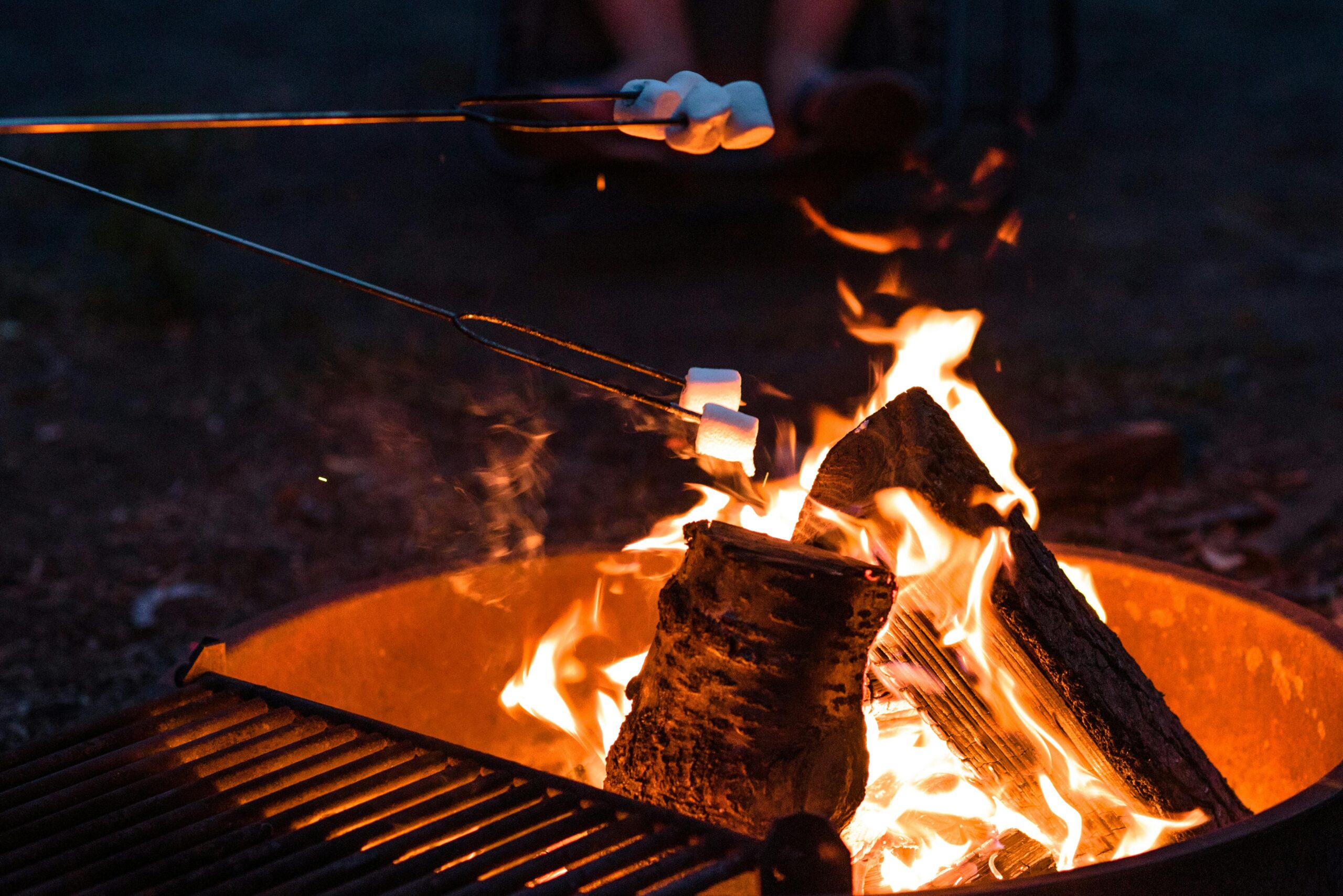 Outdoor Feuerkorb mit Marshmallows für festliche Stimmung