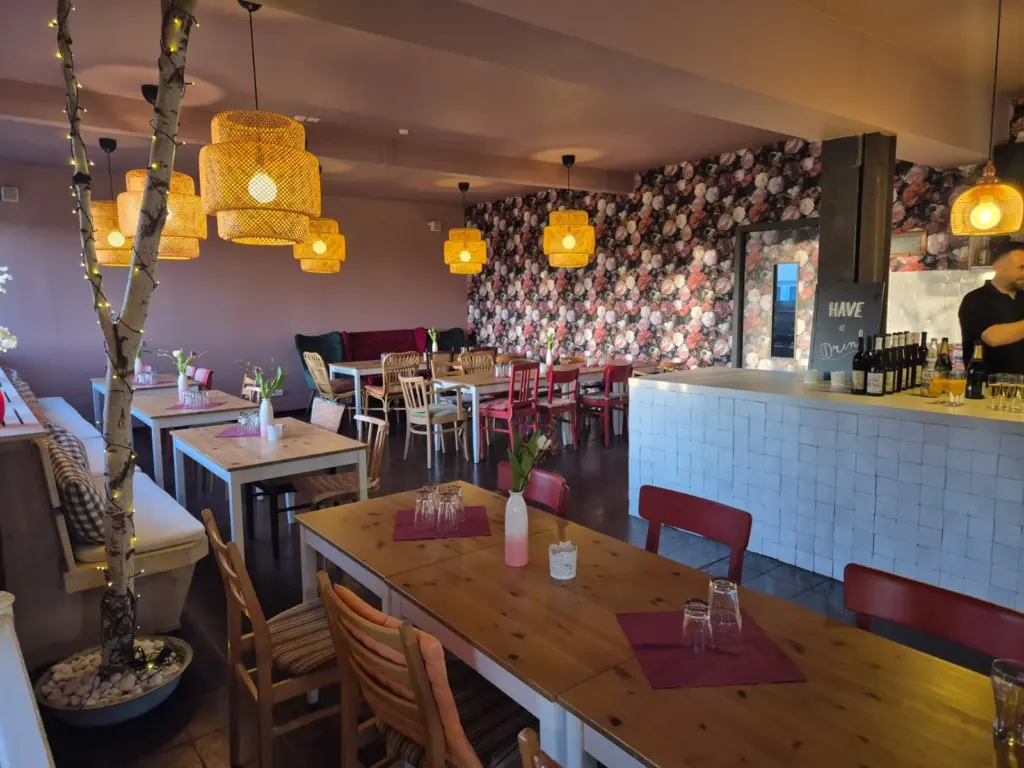 Blick in den EvenTraum Lola und die zentrale Theke