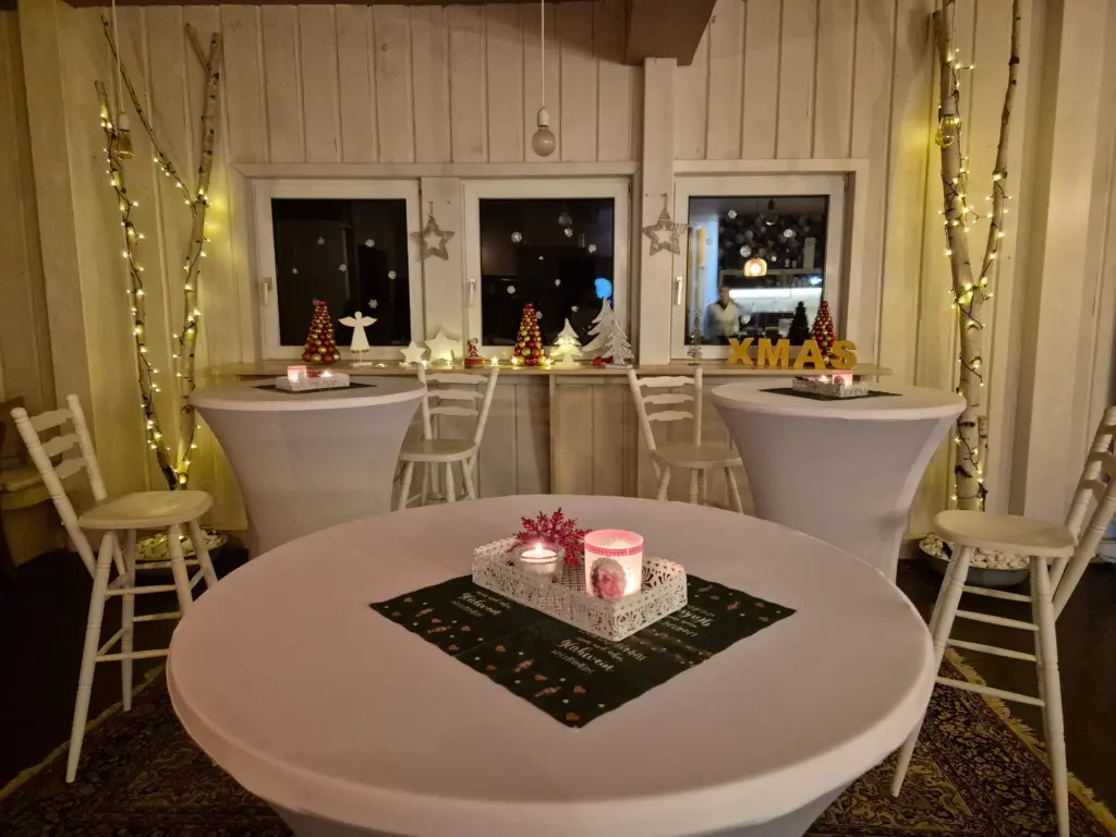 Blick auf den weihnachtlich geschmückten Innenbereich beim Stehempfang einer Weihnachtsfeier
